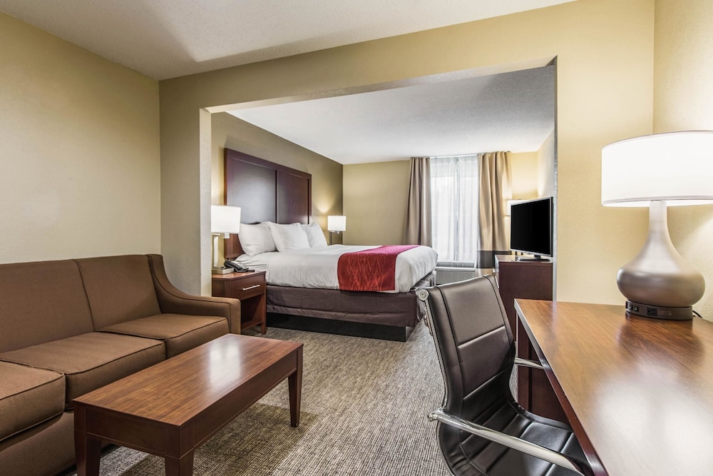 Comfort Inn & Suites Greenwood Near University 39/66