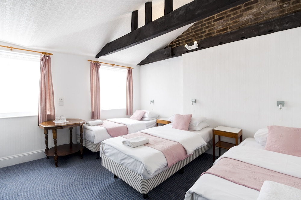 St Athans Hotel 22/73