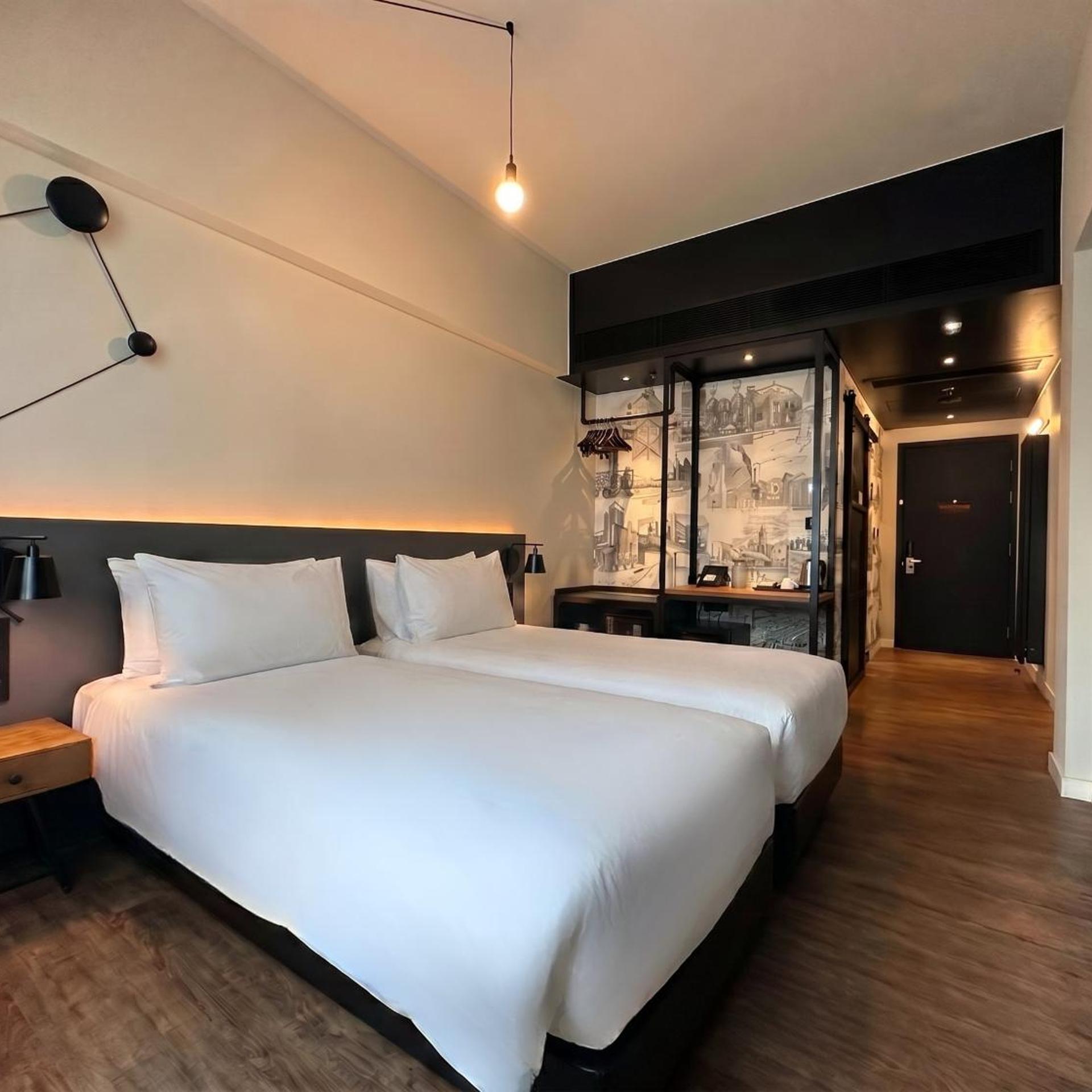 Penta, Standard, Twin Beds