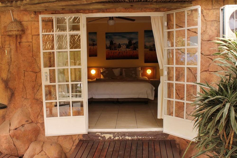 Flintstones Guest House Fourways 7/50