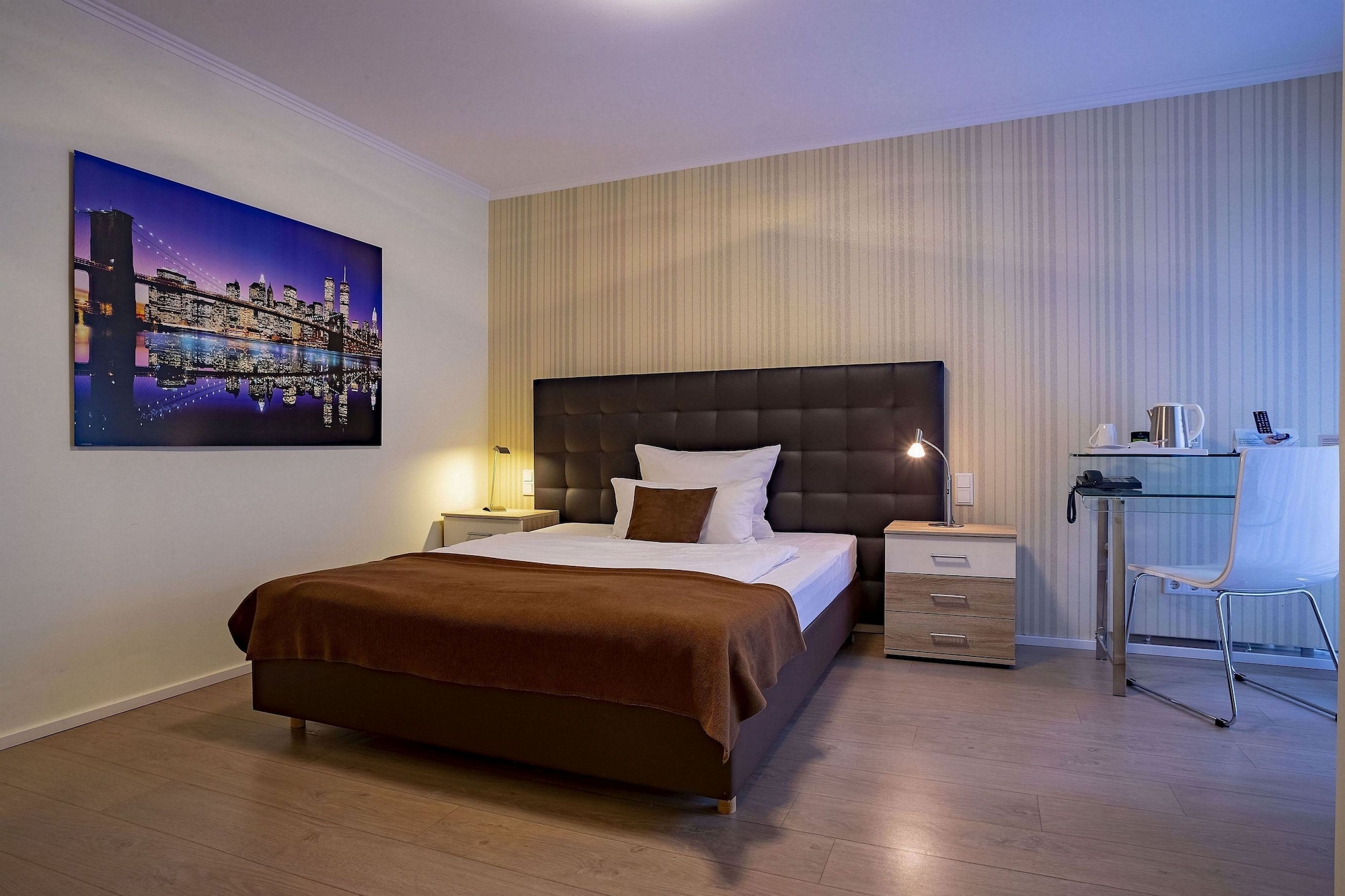 Superior, Single, Queen Bed