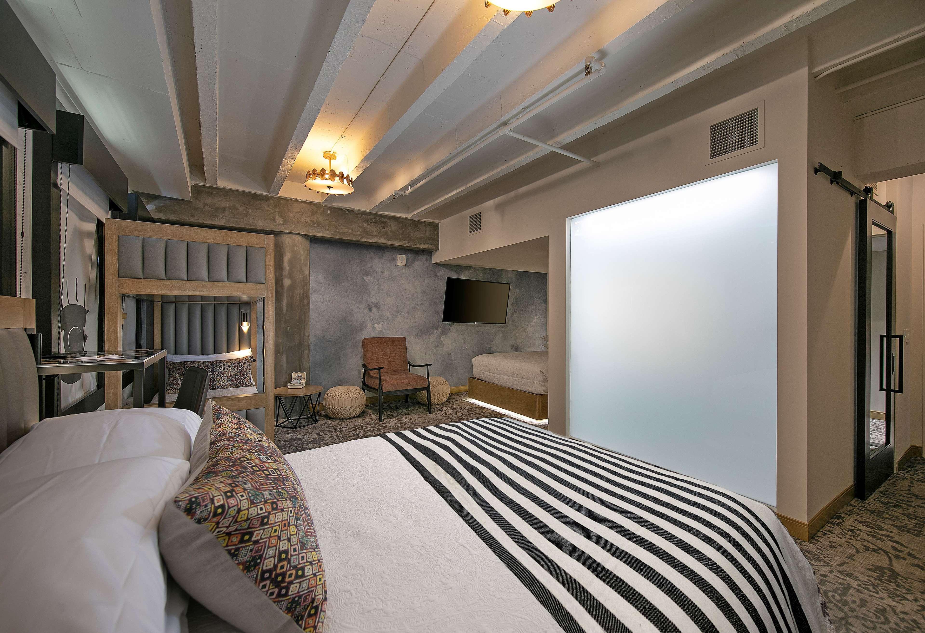 STUDIO, 2 BUNK BEDS, 2 QUEEN BEDS