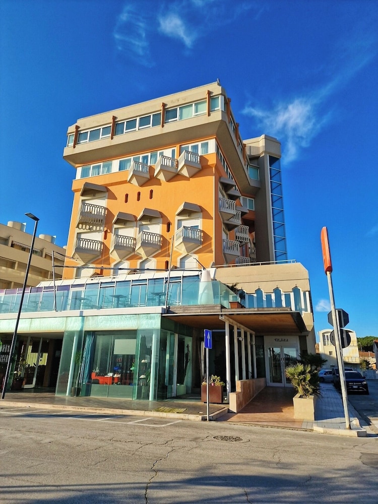 City Hotel 2/62