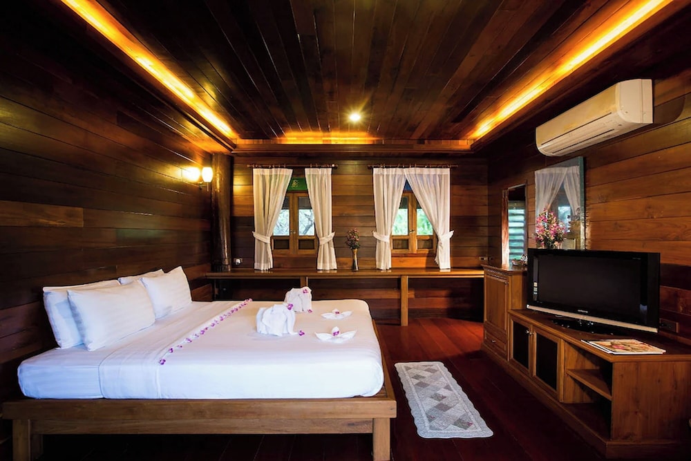 ROSEWOOD, DELUXE, DOUBLE BED