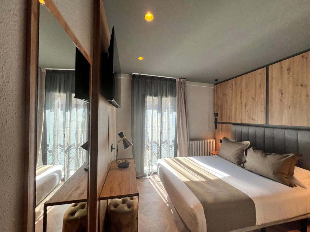 Room, Single, Double Bed