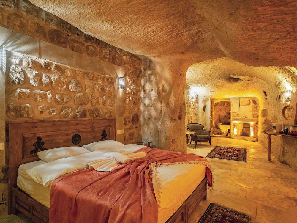 CAVE, HONEYMOON, DELUXE, SUITE
