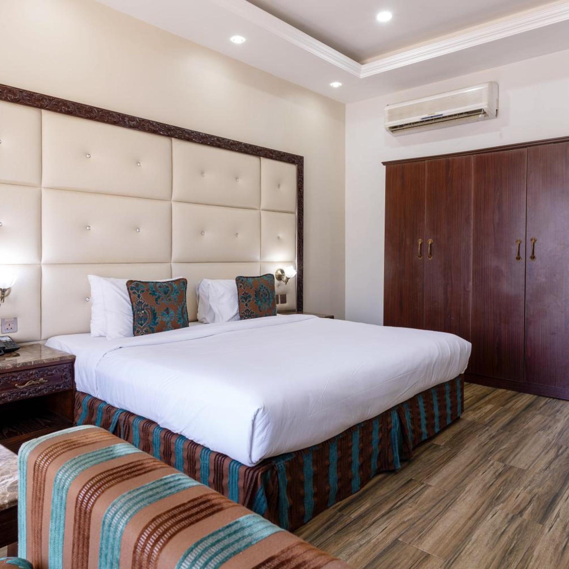 3 Bedrooms, Villa, King Bed, Pool View