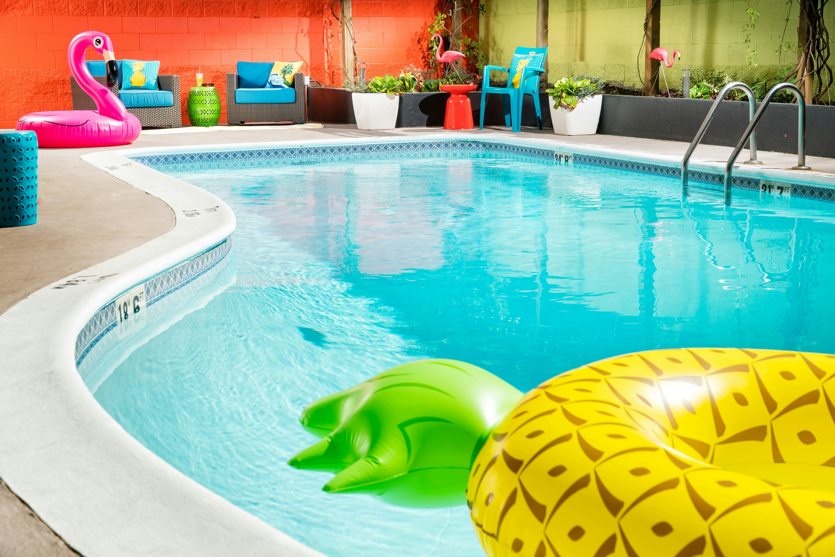 Staypineapple, University Inn, University District Seattle 46/52