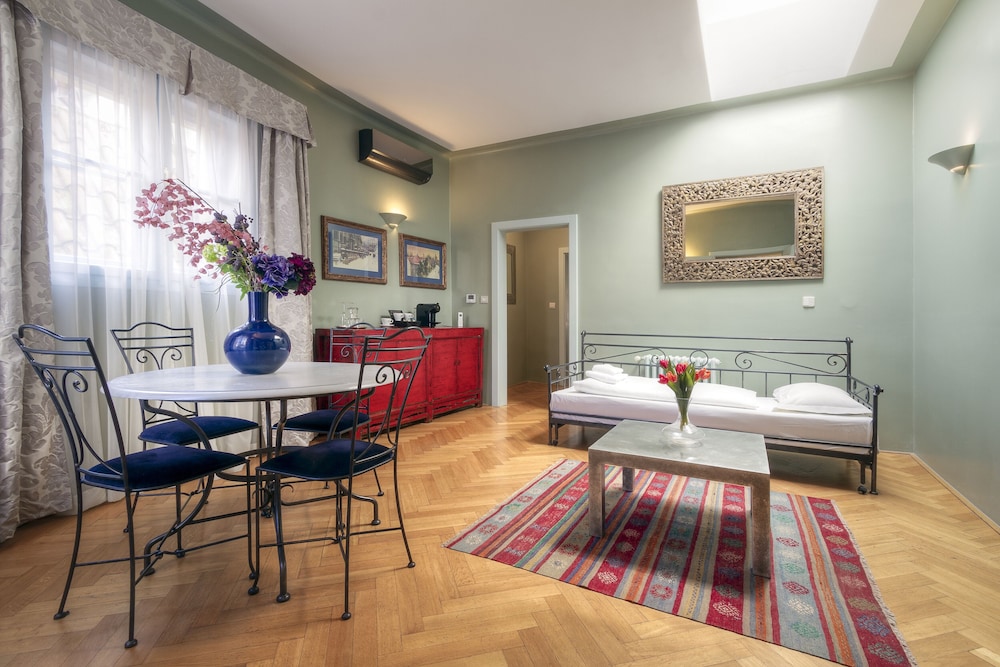 Black Star Suites 33/44