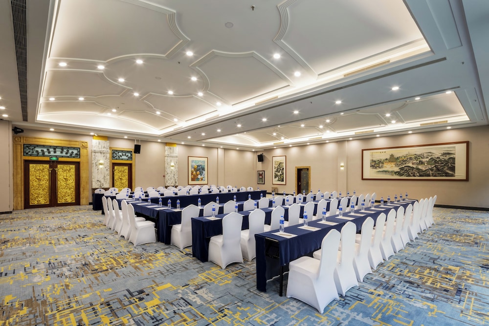 Fragrant Hill Empark Hotel 40/55