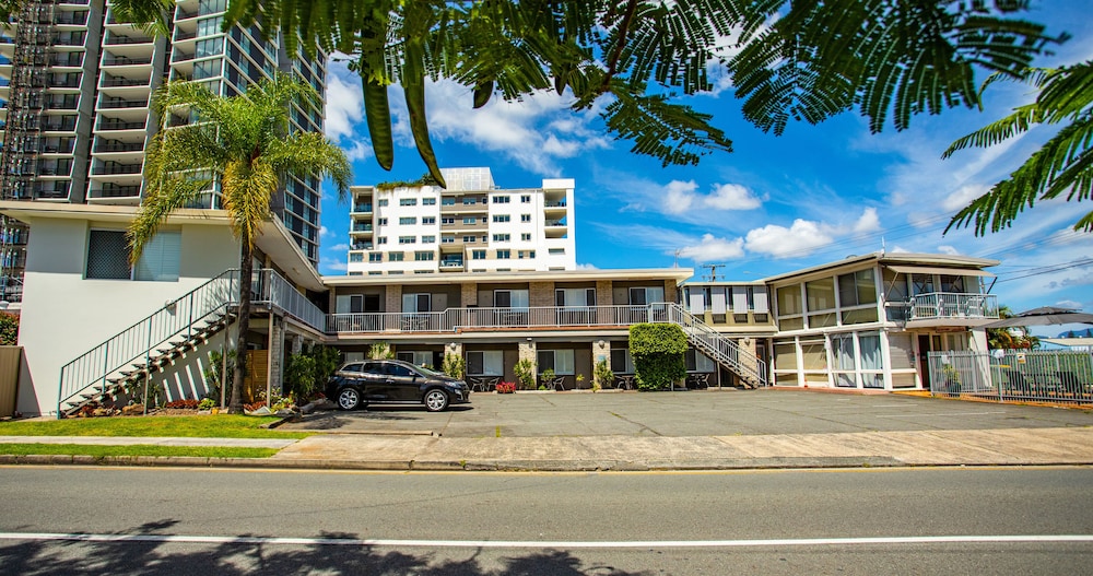 Tropicana Motel 5/50