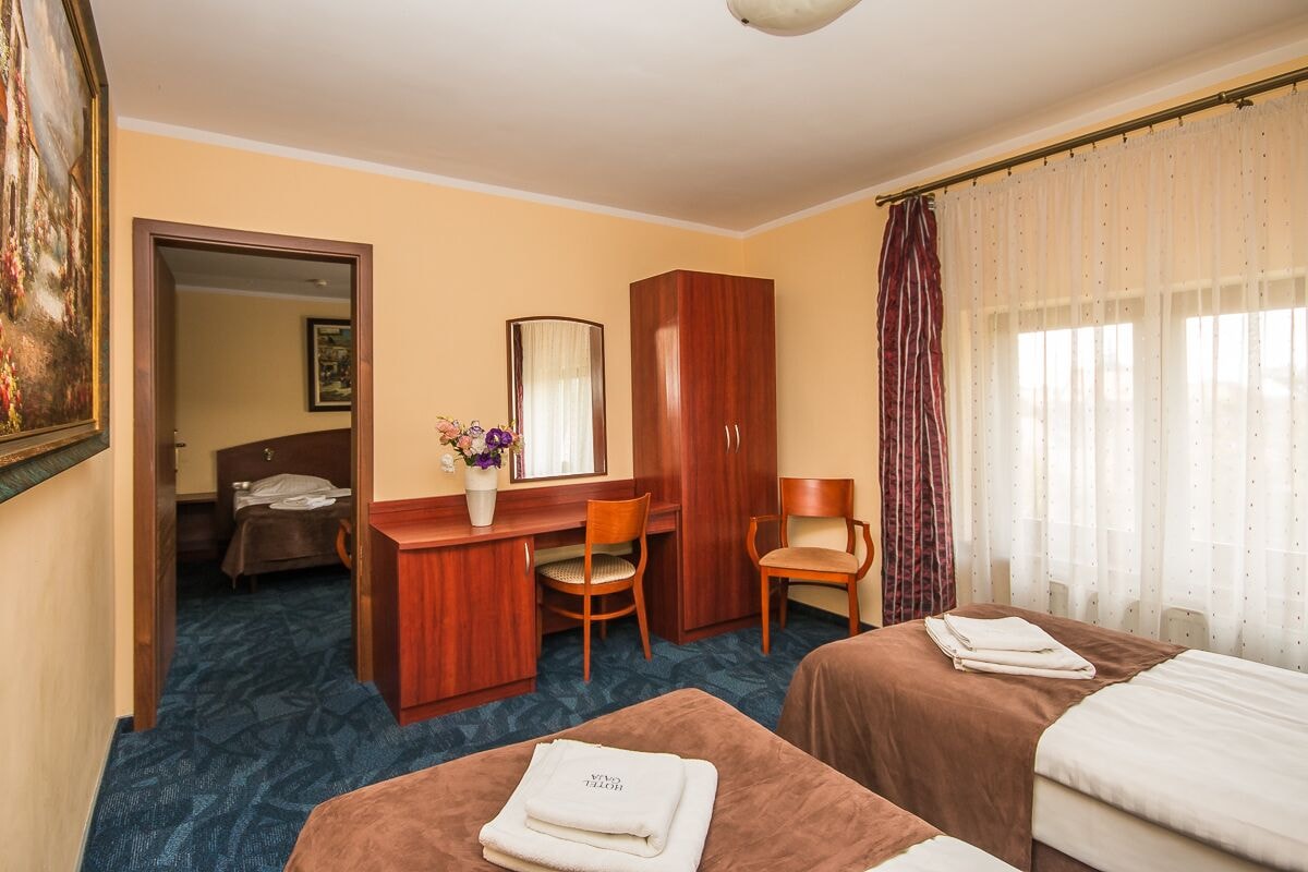 ROOM, TWIN BEDS