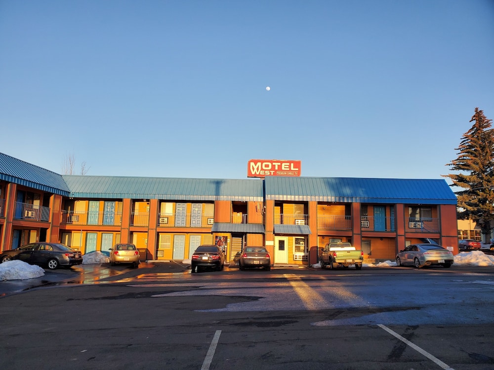 Motel West 3/44