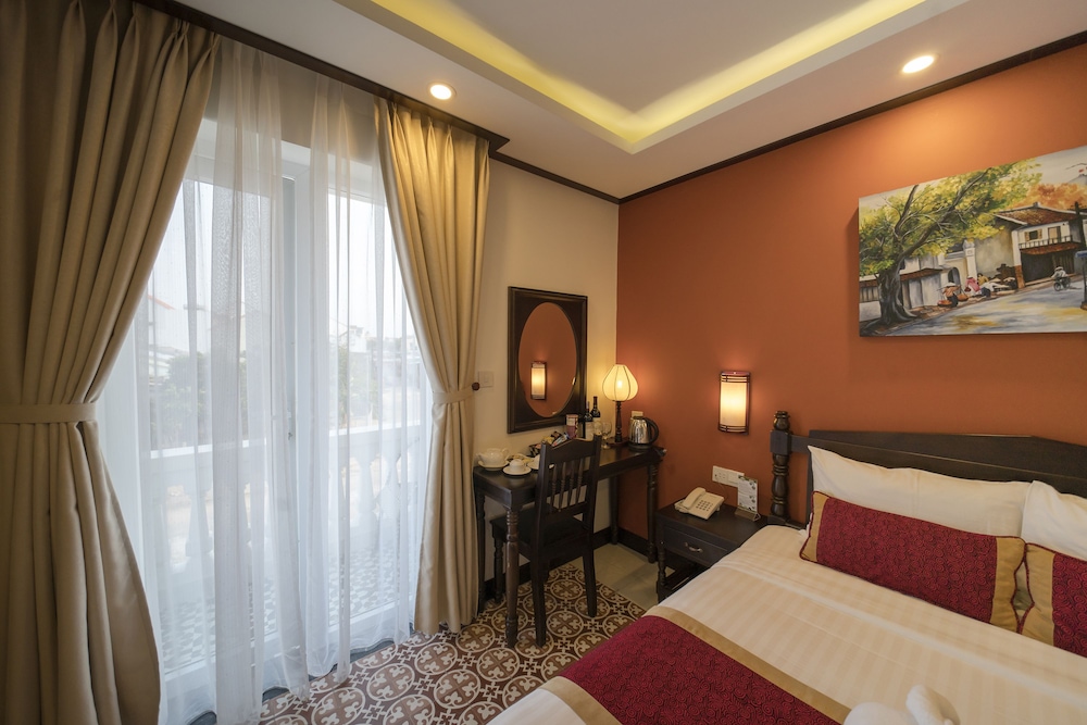 Golden Bell Backpacker Hotel and Pool Bar 42/59