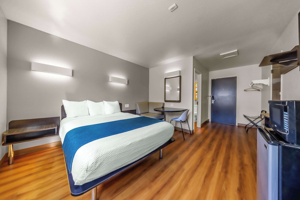 STANDARD, QUEEN BED