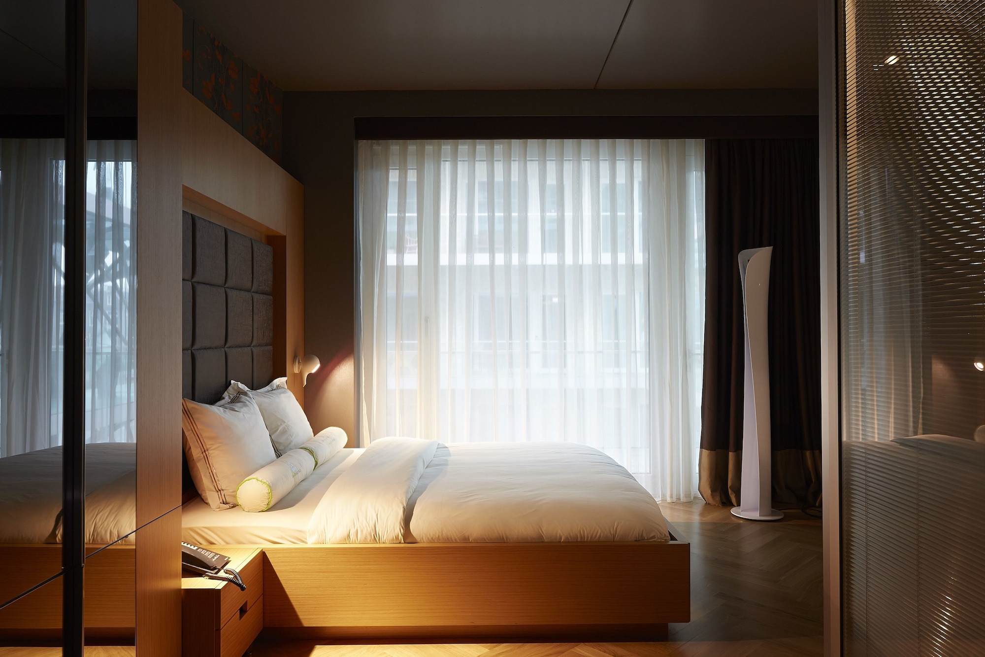 DELUXE, QUEEN BED
