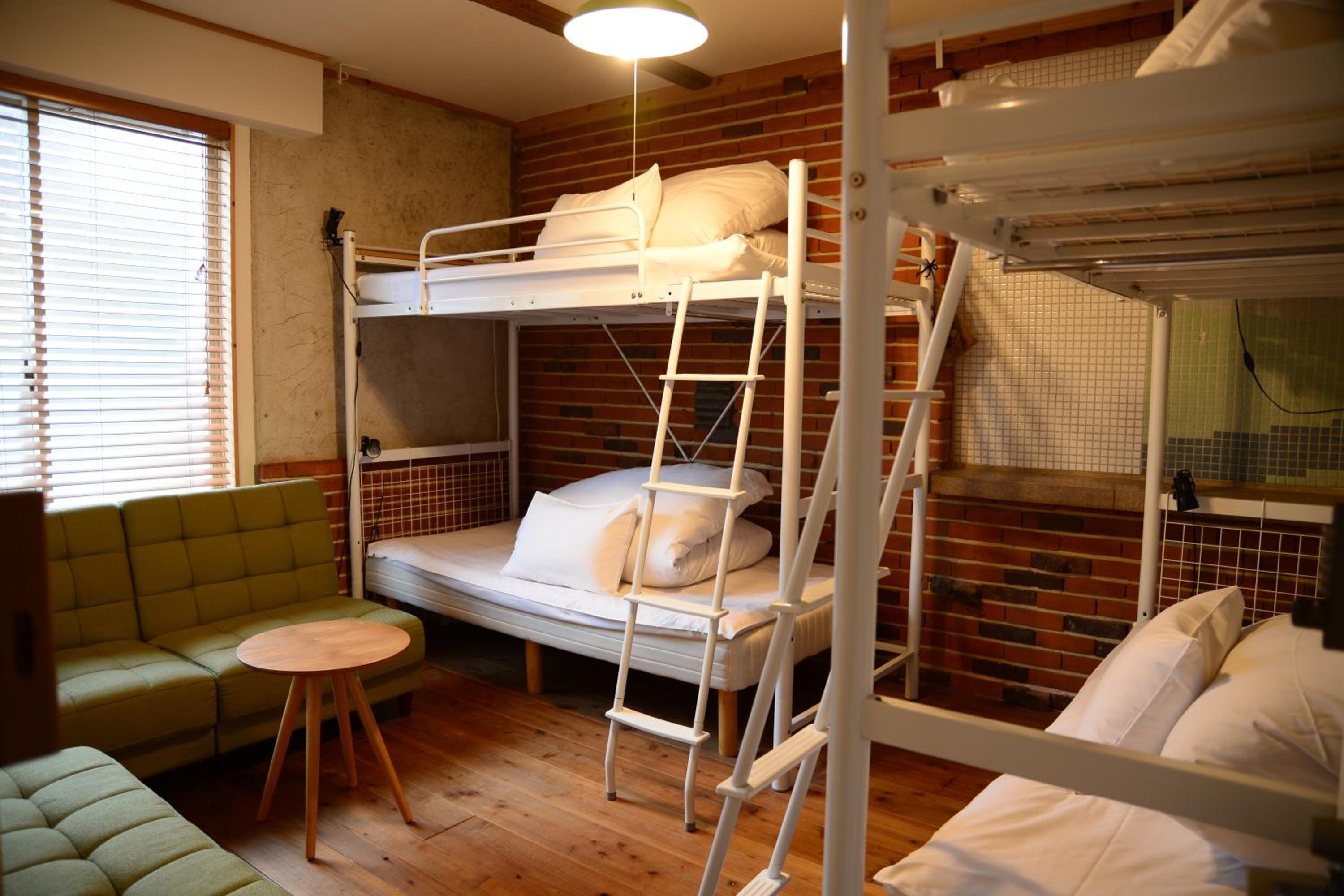 ROOM, QUADRUPLE, SHARED BATHROOM