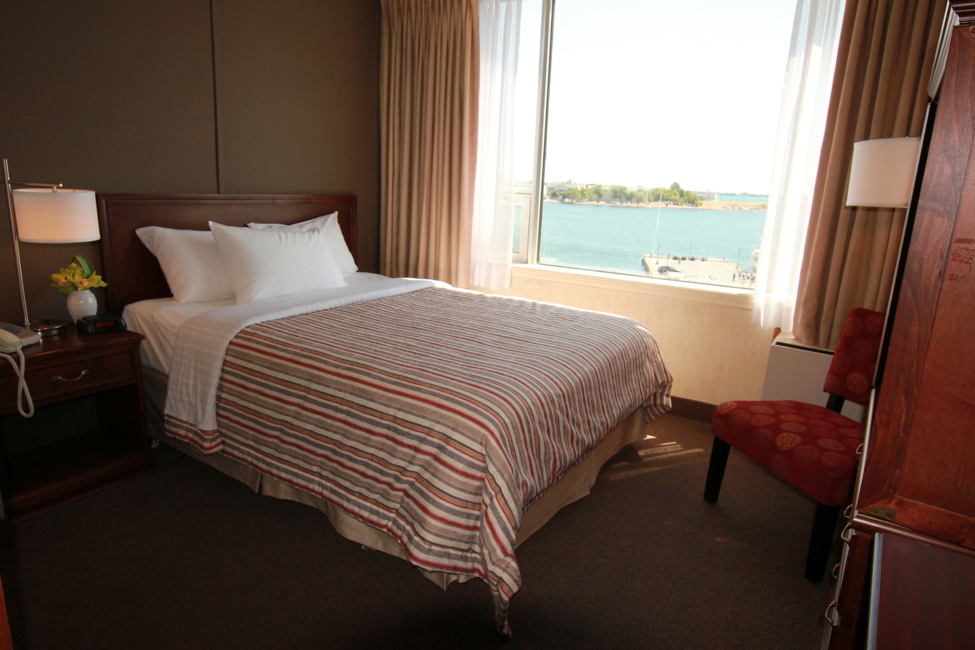 ECONOMY, SINGLE, QUEEN BED, LAKE VIEW