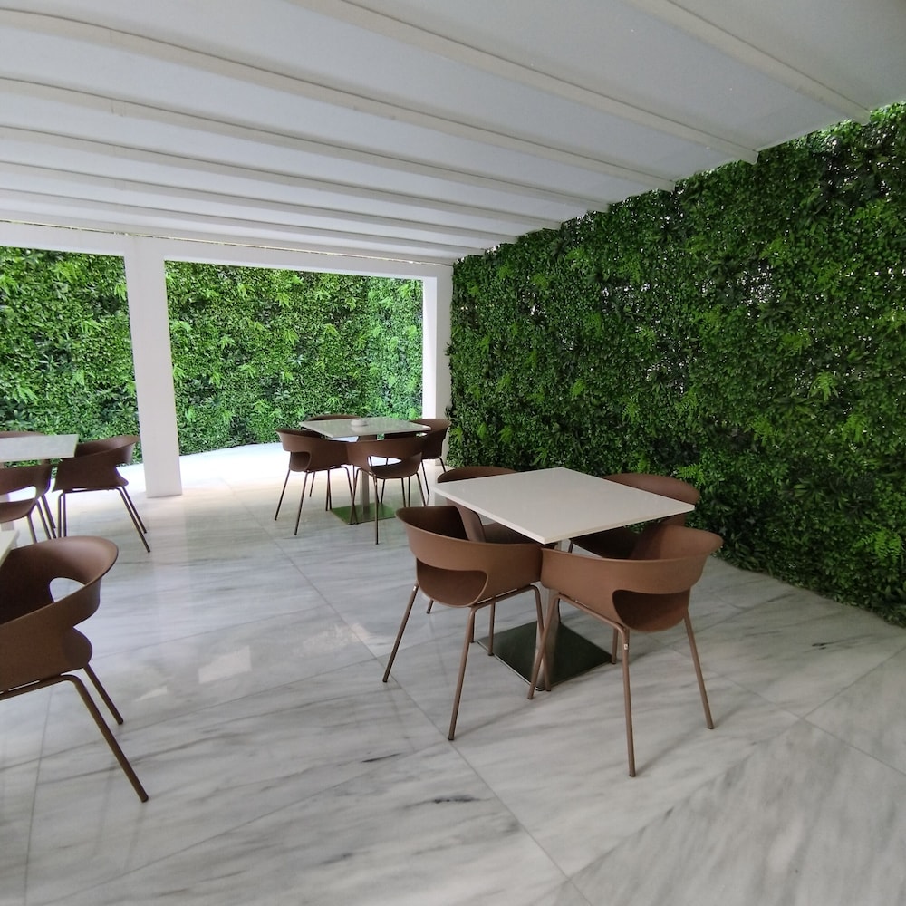 INTERNATIONAL ATENE HOTEL 35/48