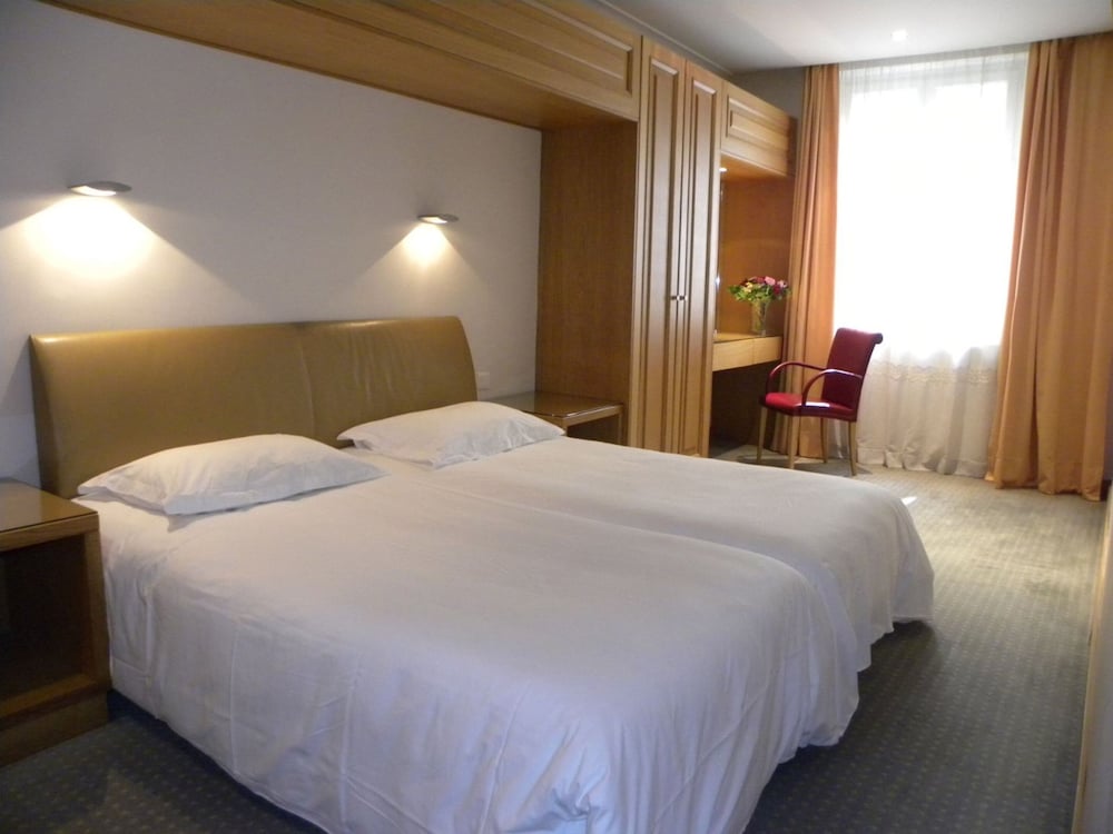 ROOM, TWIN BEDS