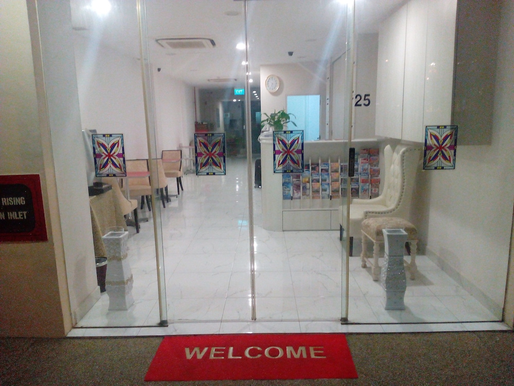 JAYLEEN CLARKE QUAY HOTEL 31/41