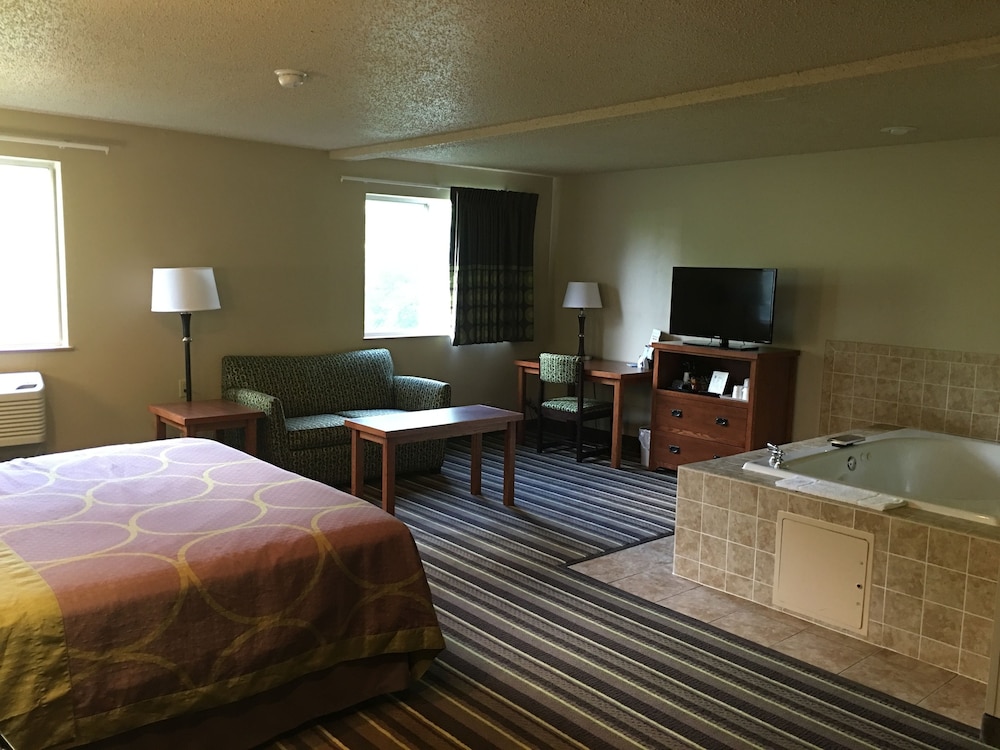 Super 8 by Wyndham Richlands/Claypool Hill Area 9/18