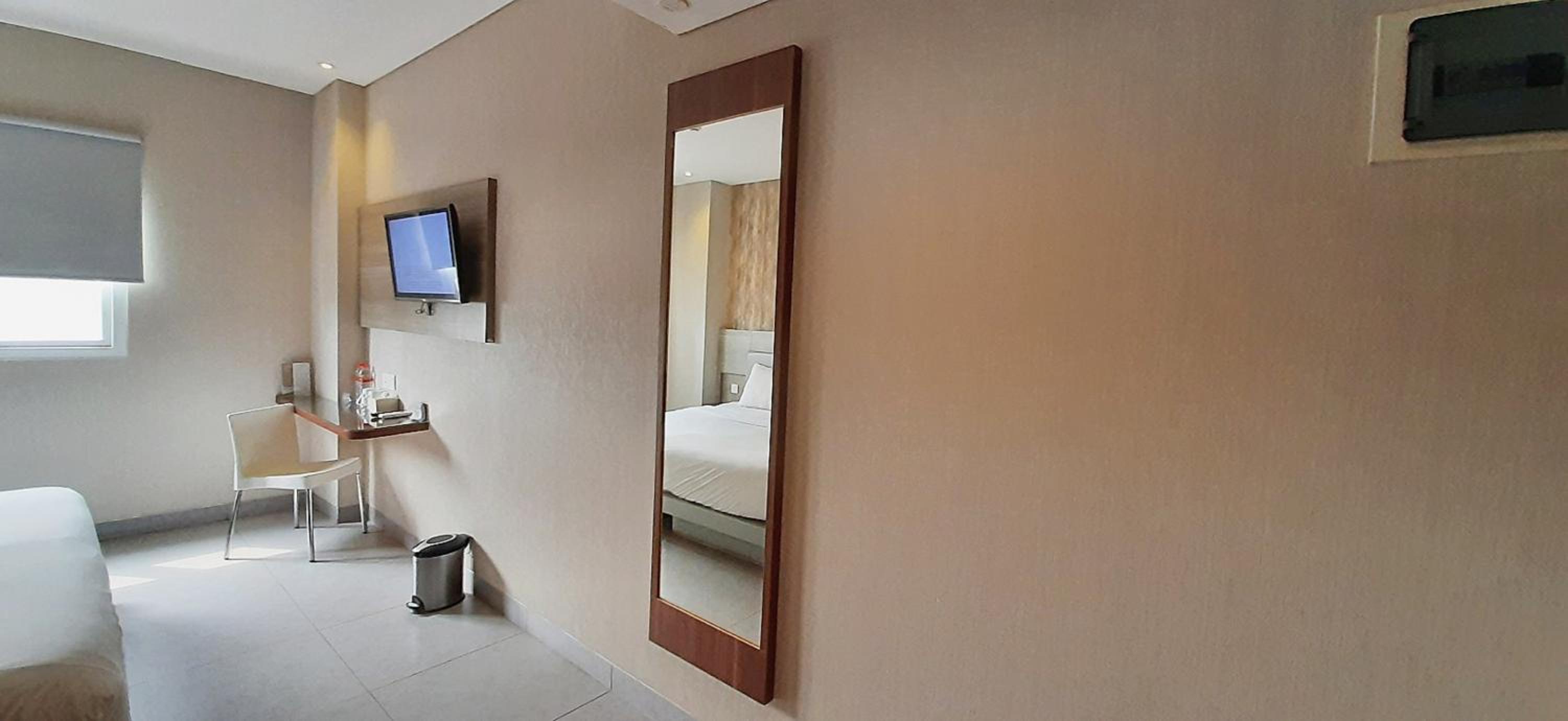 Lynn Hotel Serang 42/43