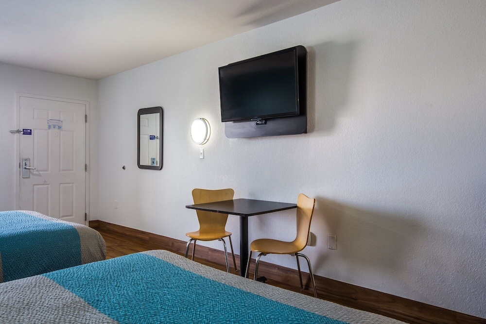 Motel6 Pensacola, FL - NAS 24/35
