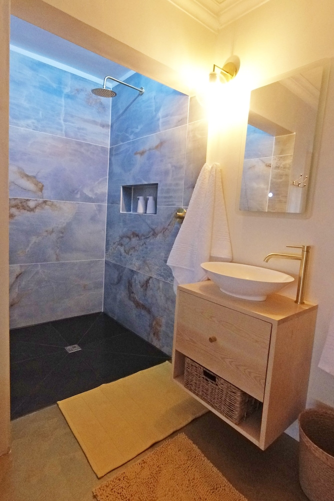 Dolphin Inn Guest House 42/74