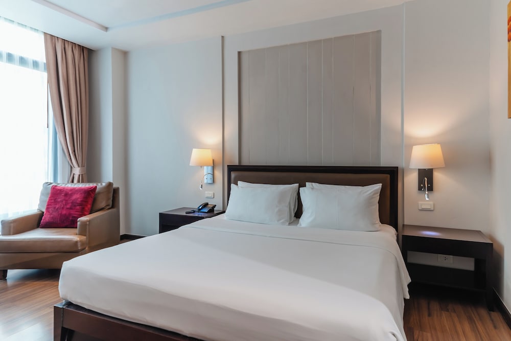 DELUXE, KING BED