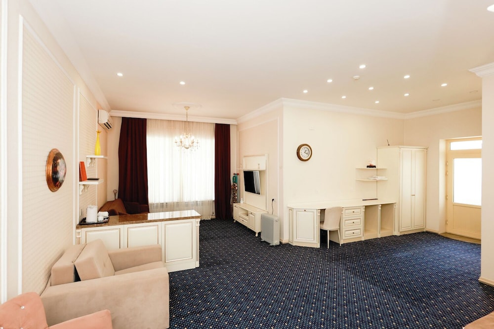 East Legend Hotel 35/50