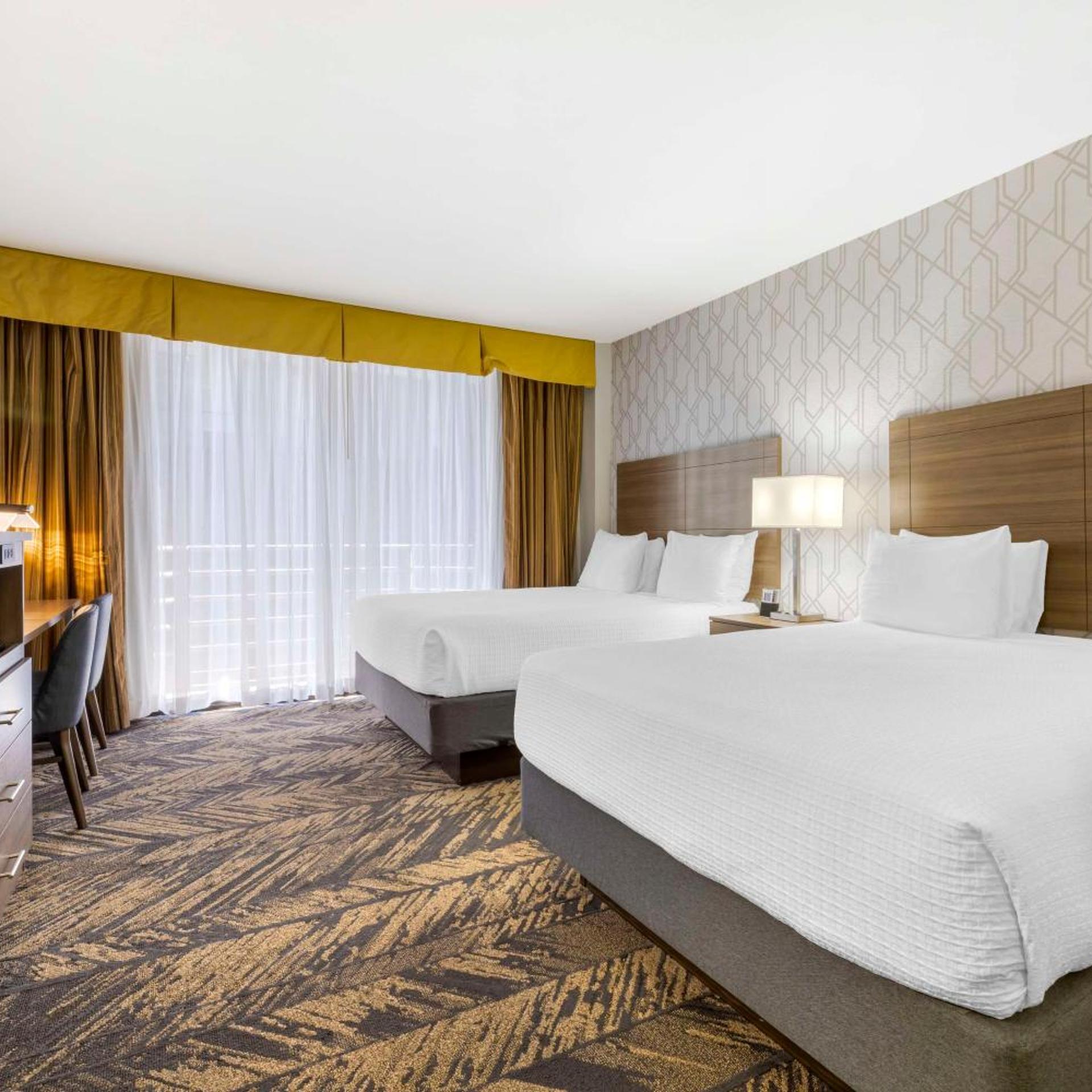 Room, 2 Queen Beds, Pool View