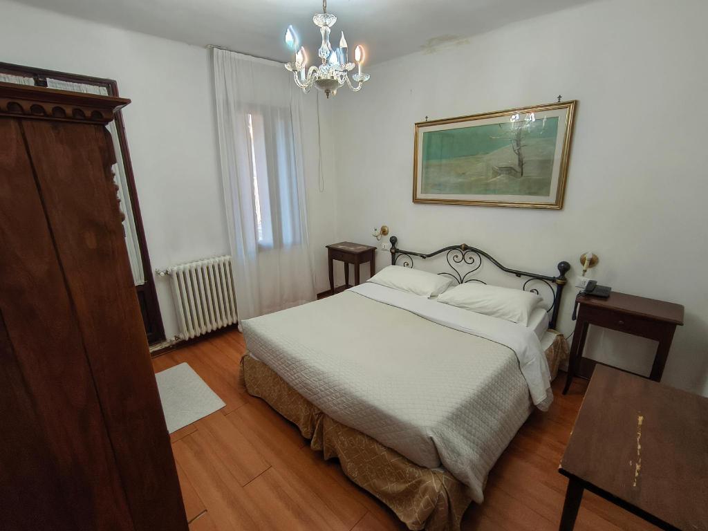 Economy, Double Bed, Shared Bathroom, with Fan