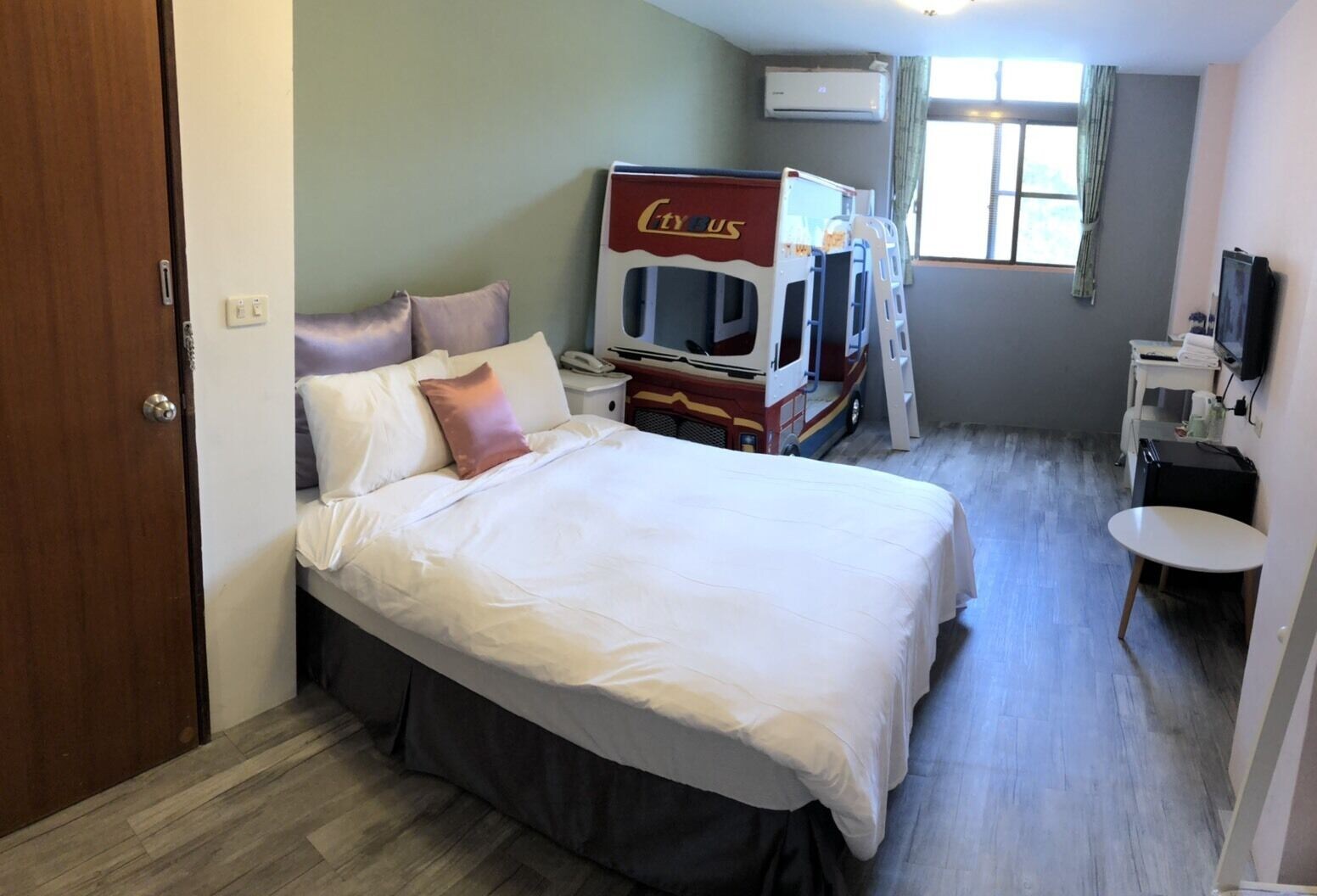 1 BEDROOM, CLASSIC, QUADRUPLE