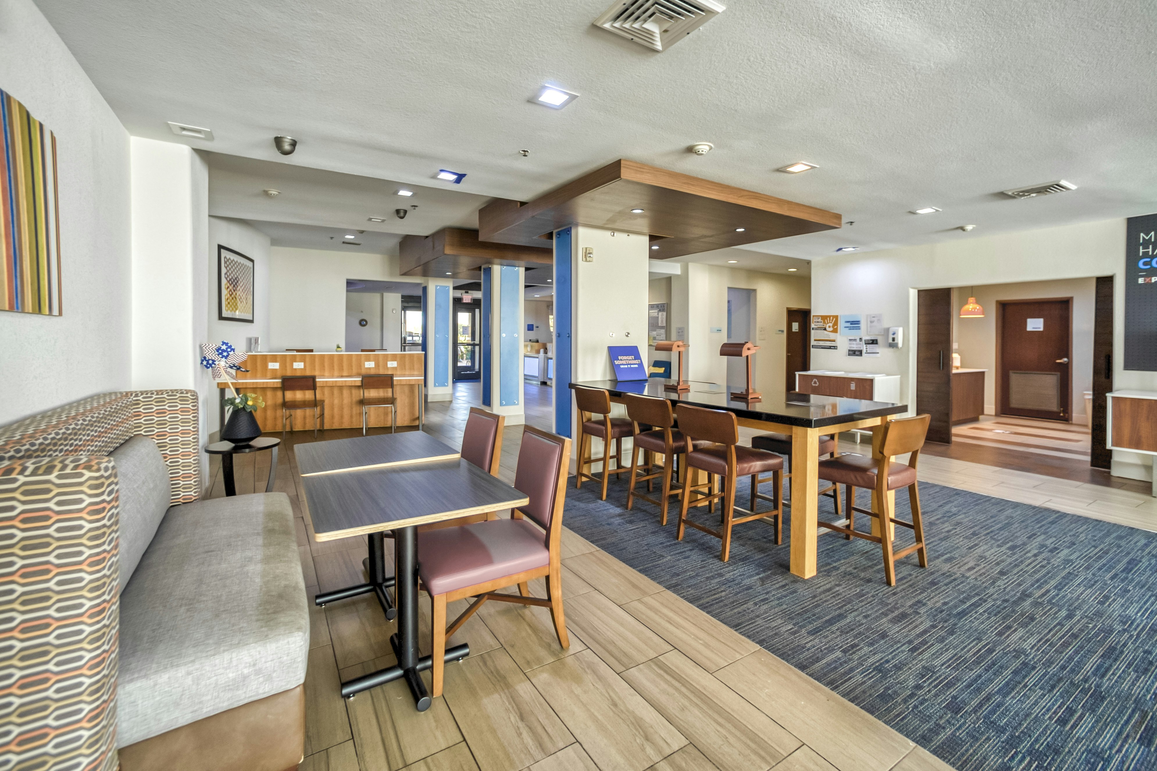 Holiday Inn Express Suites Beeville 54/76