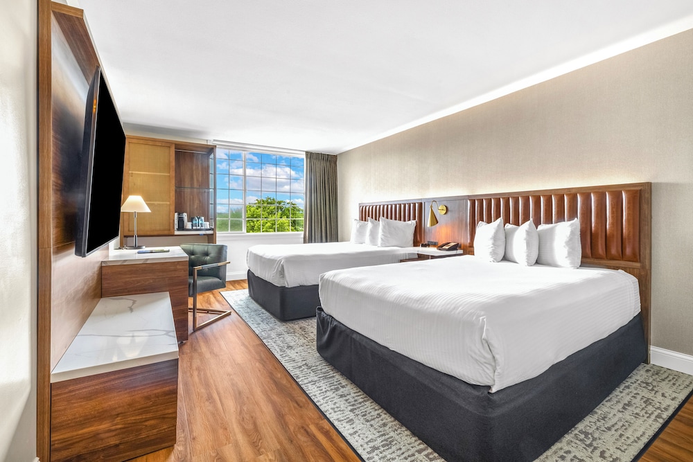 Deluxe, 2 Queen Beds, Lake Side