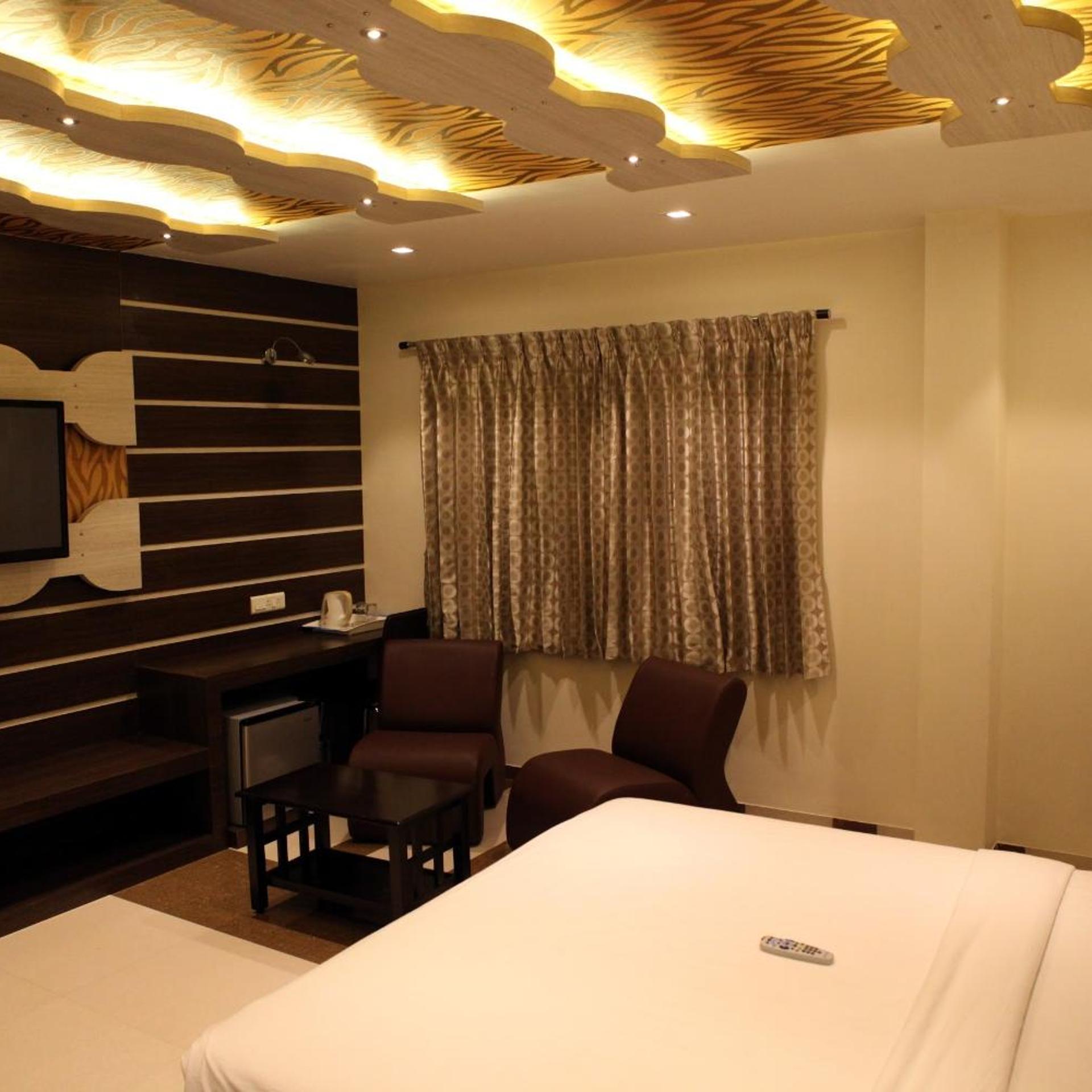 OYO Premium Avinashi Road Hope College 13/43