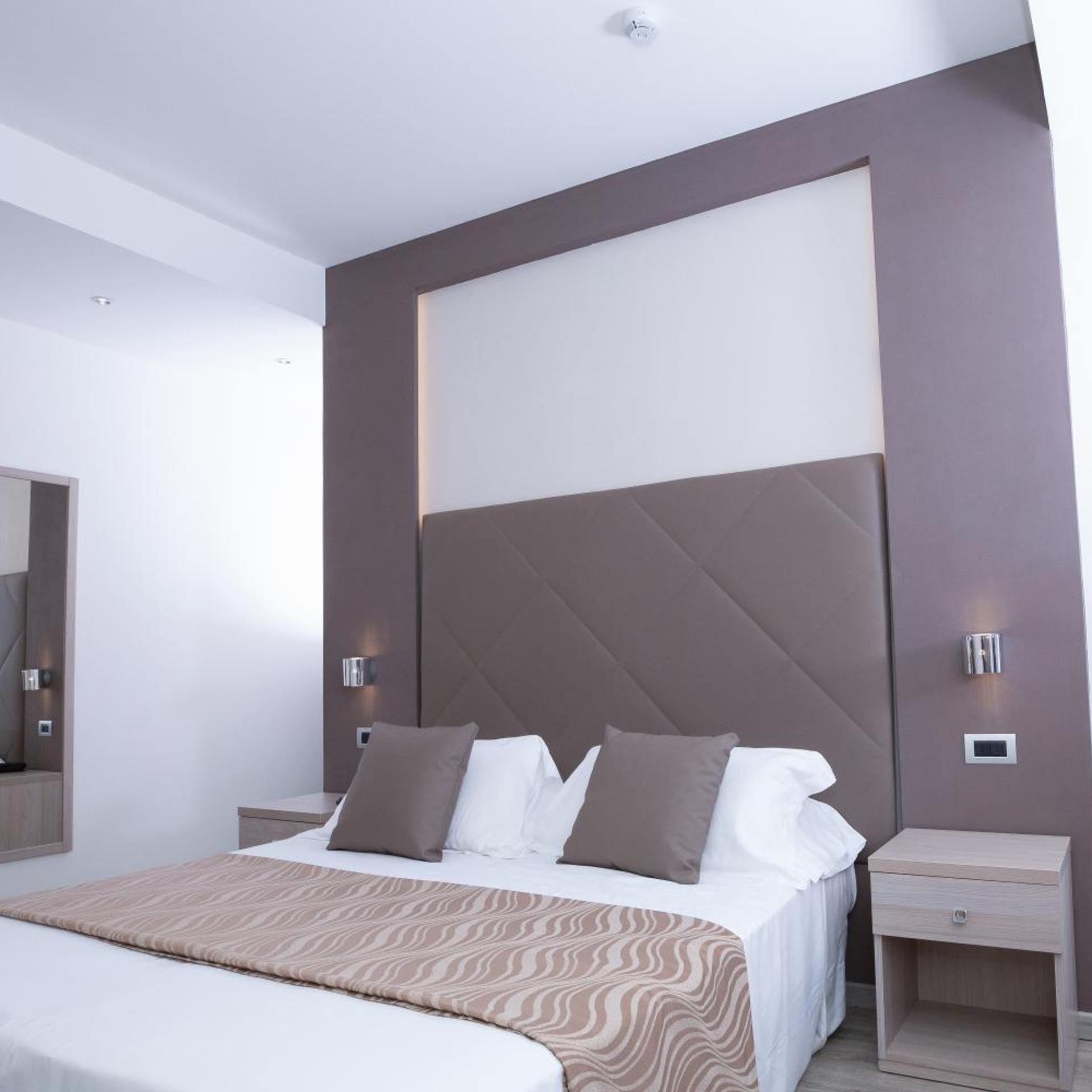 غرفة أساسية بسرير مزدوج أو سريرين منفصلين