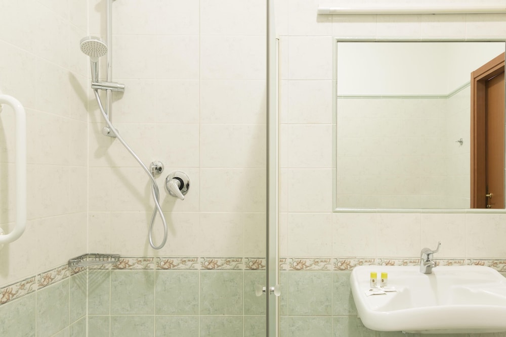 Twin room, B&B Hotel Pescara 4/6