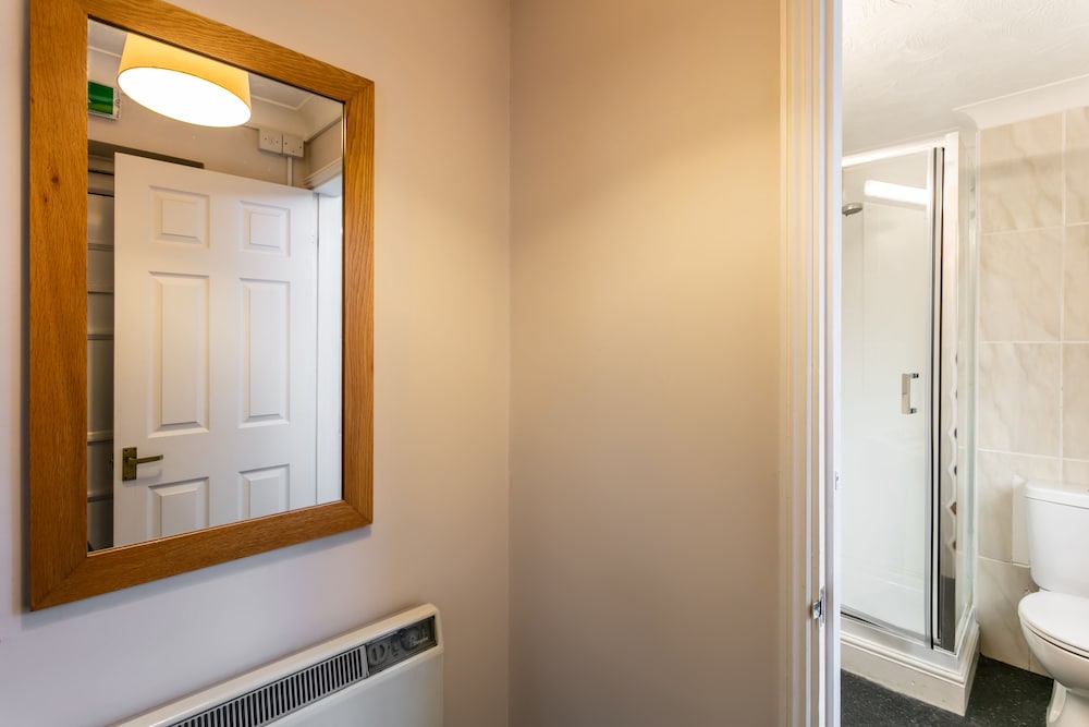 Roydon Marina Village Hotel 48/49