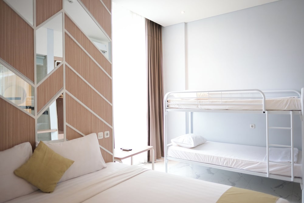 Facade Hotel by Azana 45/46