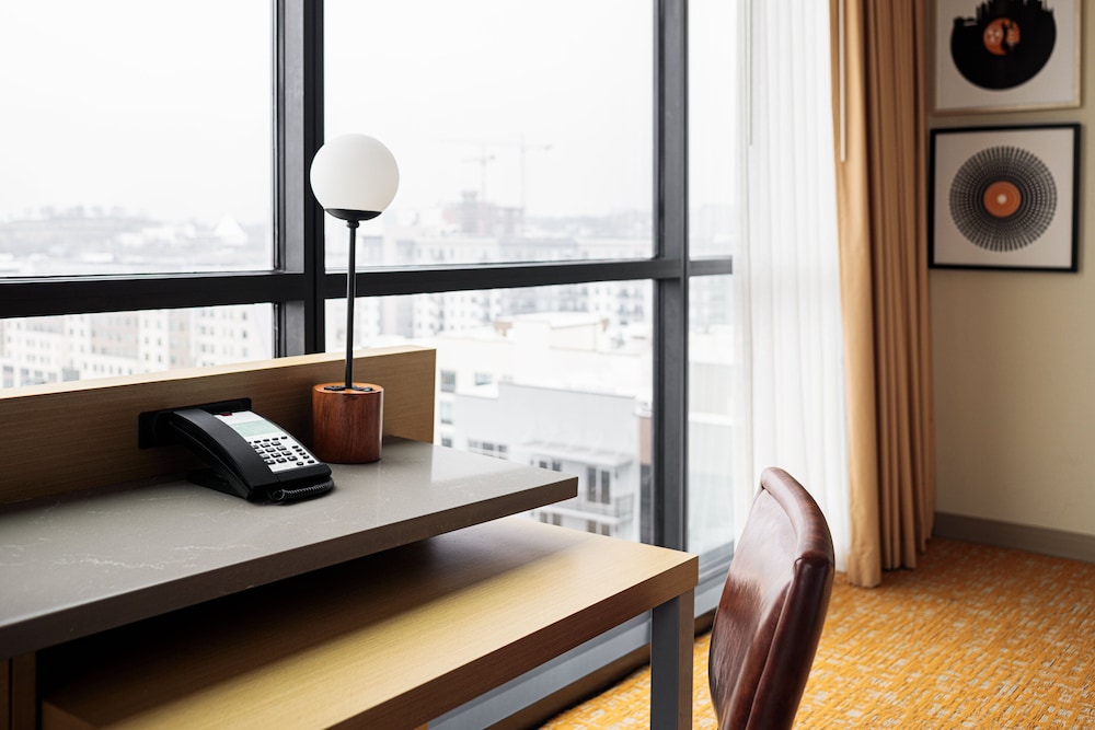 Holiday Inn & Suites Nashville Downtown Broadway 28/82