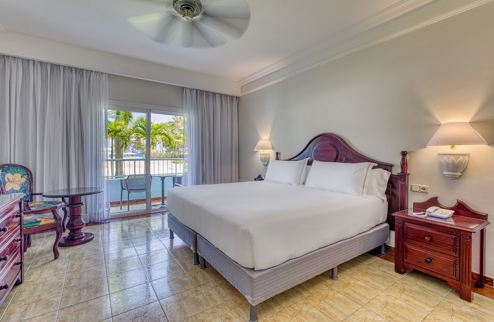 Senator, Junior Suite, King Bed, Pool View
