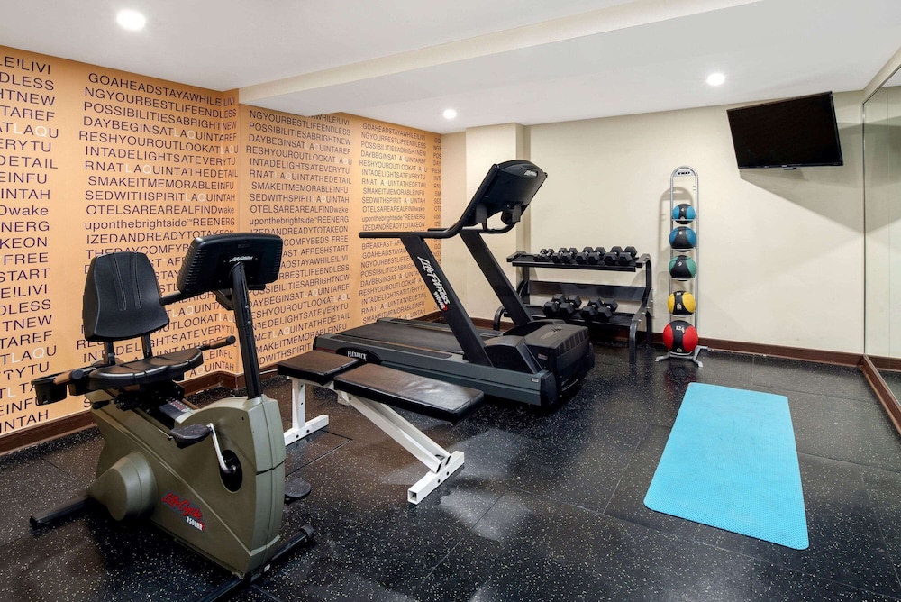 La Quinta Inn & Suites by Wyndham Oshawa 28/48