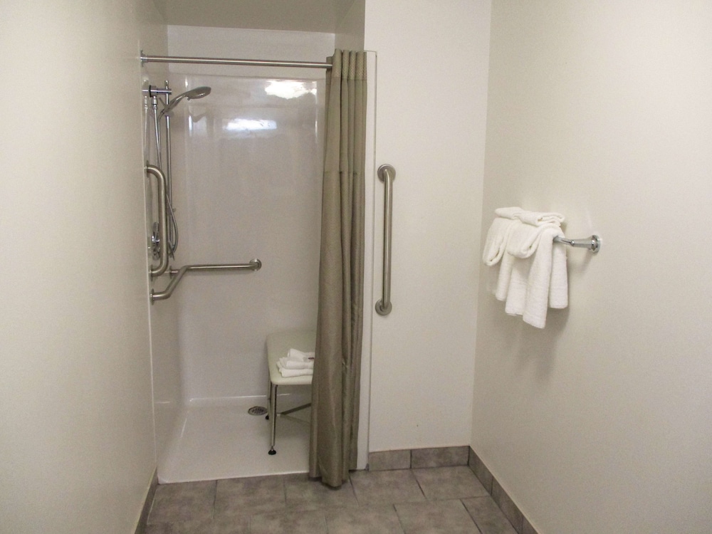 Deluxe, Queen Bed, Smoking, Motel6 North Olmsted, OH - Cleveland 2/2
