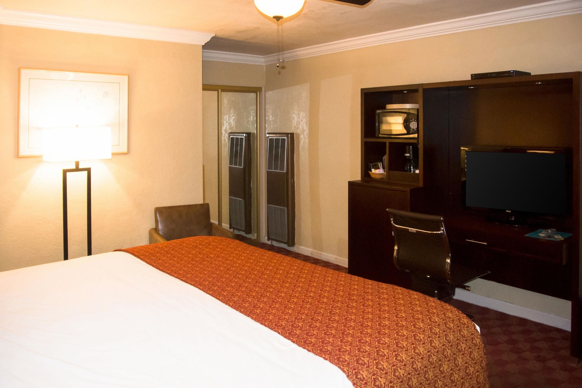 غرفة قياسية بسرير كينج، Clarion Collection Hotel Pacific Grove - Monterey 3/4