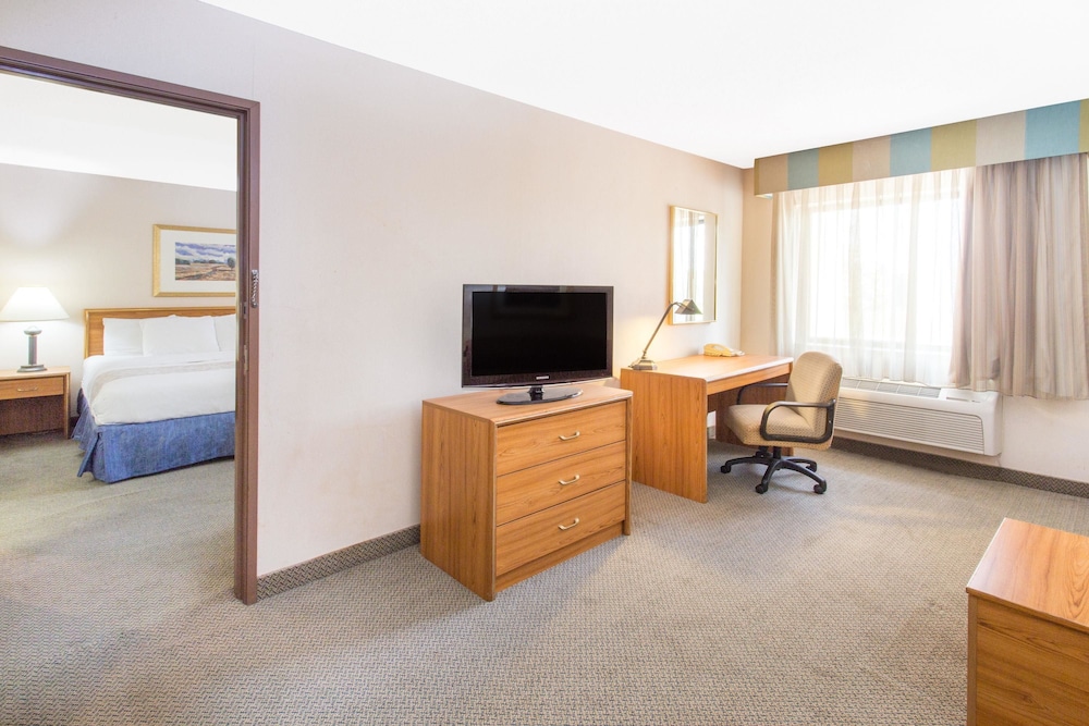 Baymont by Wyndham Davenport 24/33