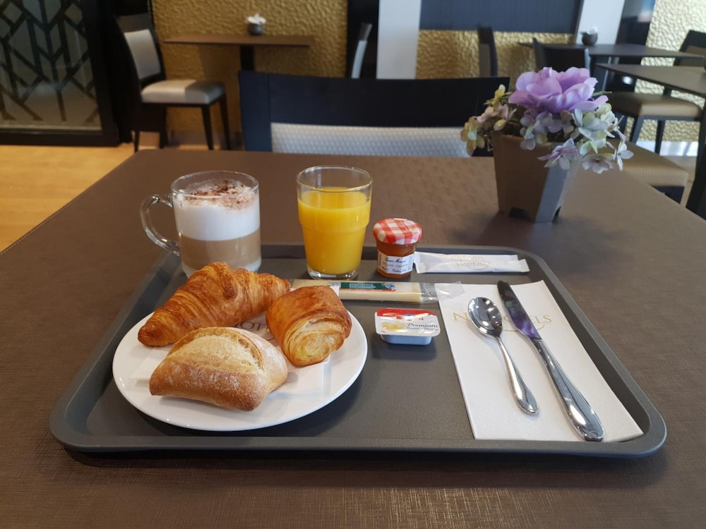 NASH AIRPORT HOTEL 25/33