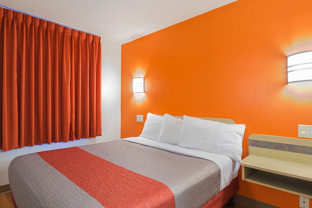 Motel6 Whitby ON - Toronto East 18/41