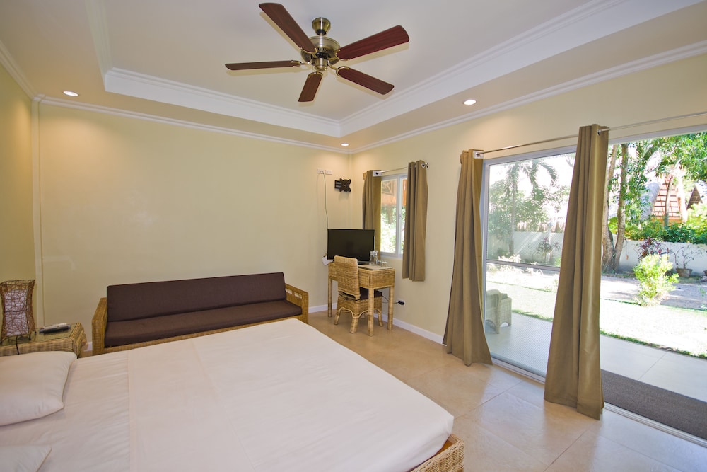 Mikes Dauin Beach Resort 25/70